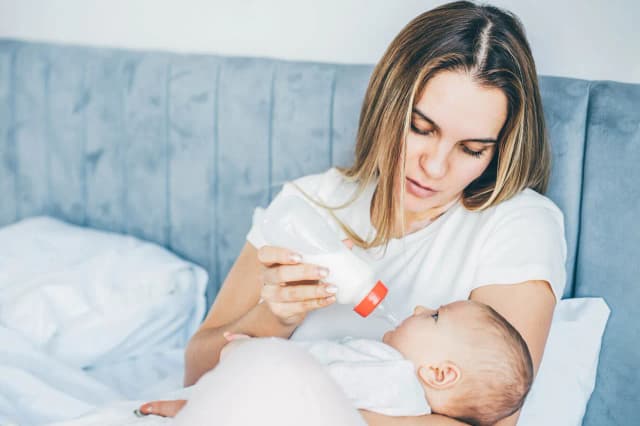 Kiedy dziecko nie chce jeść z butelki? Oto przyczyny i rozwiązania Kiedy dziecko nie chce jeść z butelki? Oto przyczyny i rozwiązania